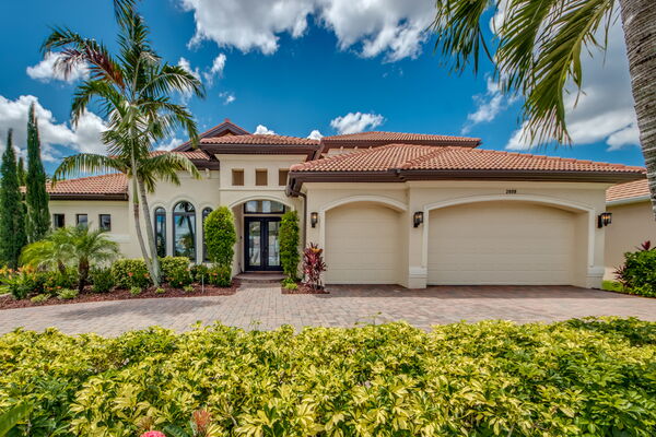 Vorderansicht der Villa Regency in Cape Coral, Florida