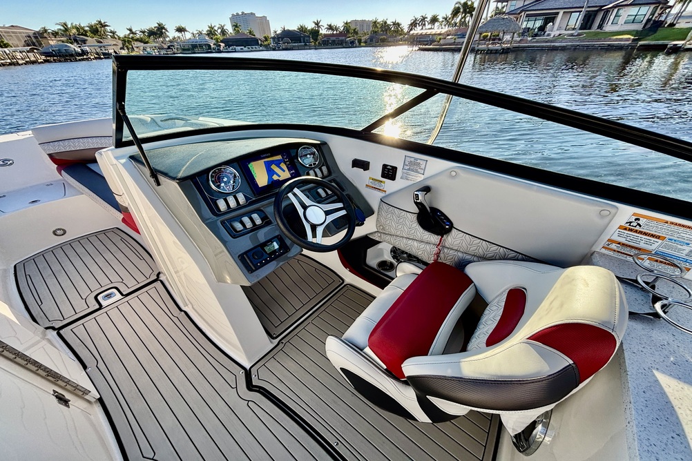 NEU! Hurricane 2690 Sundeck
