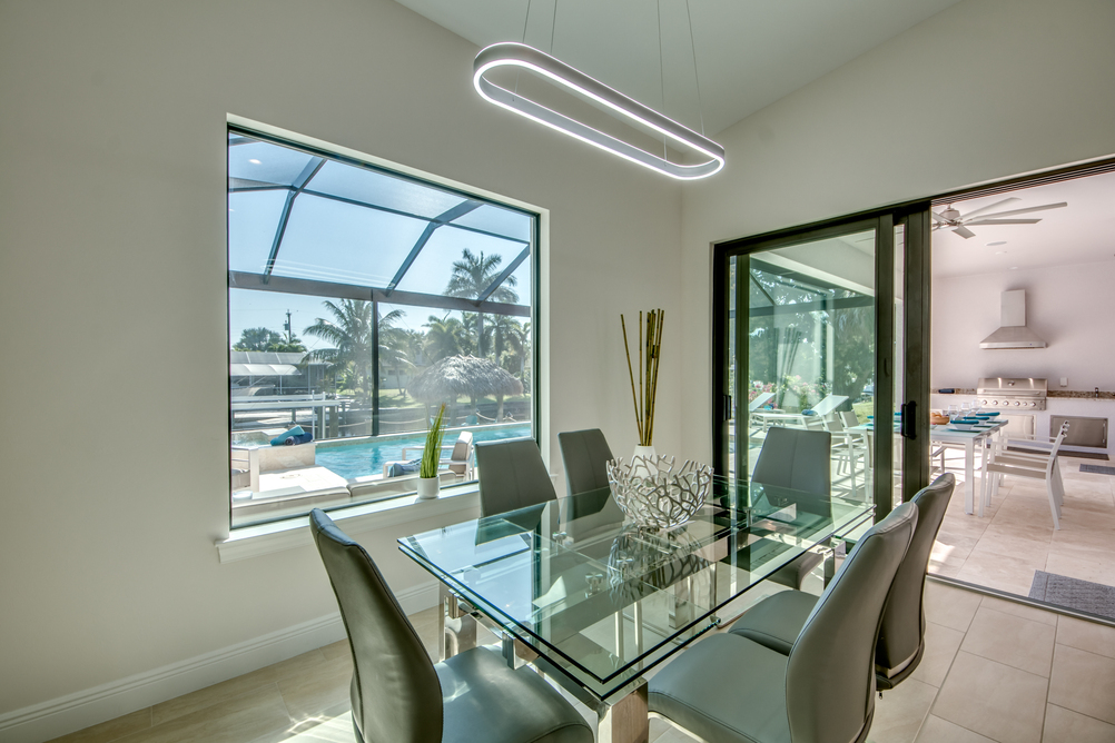Essbereich mit einem Glastisch in der Villa Aesthetic