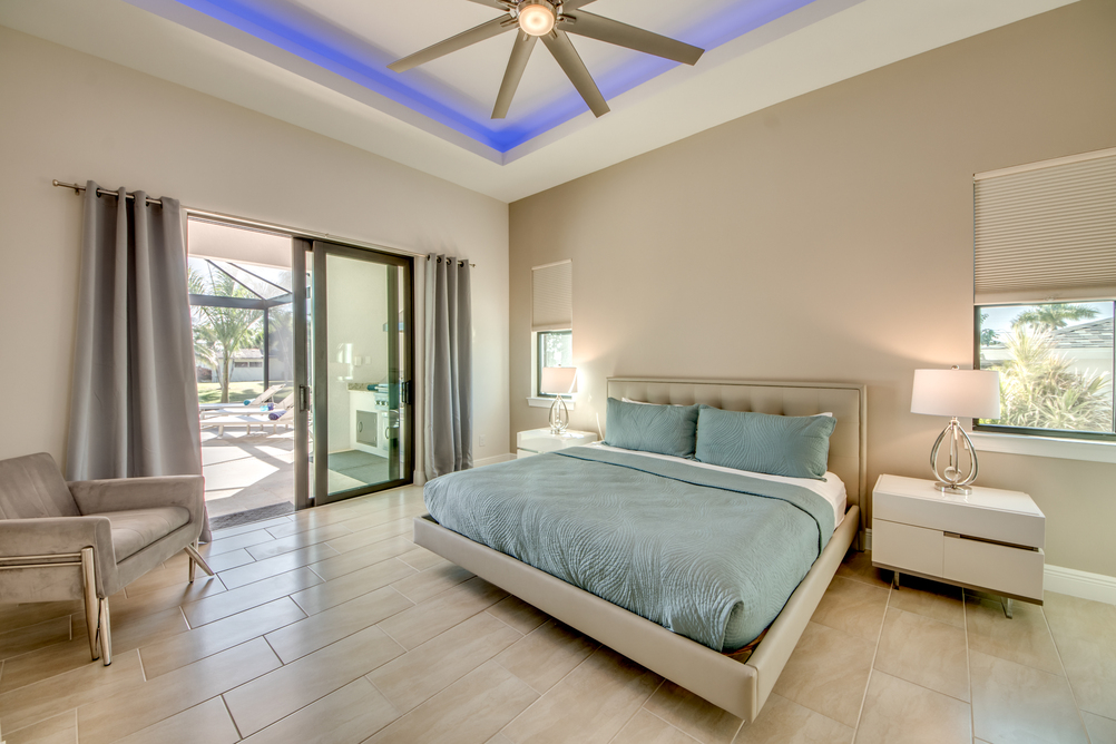 Schlafzimmer mit weißen Möbel in der Villa Aesthetic