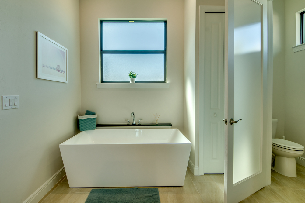 Badezimmer mit einer Badewanne in der Villa Aesthetic