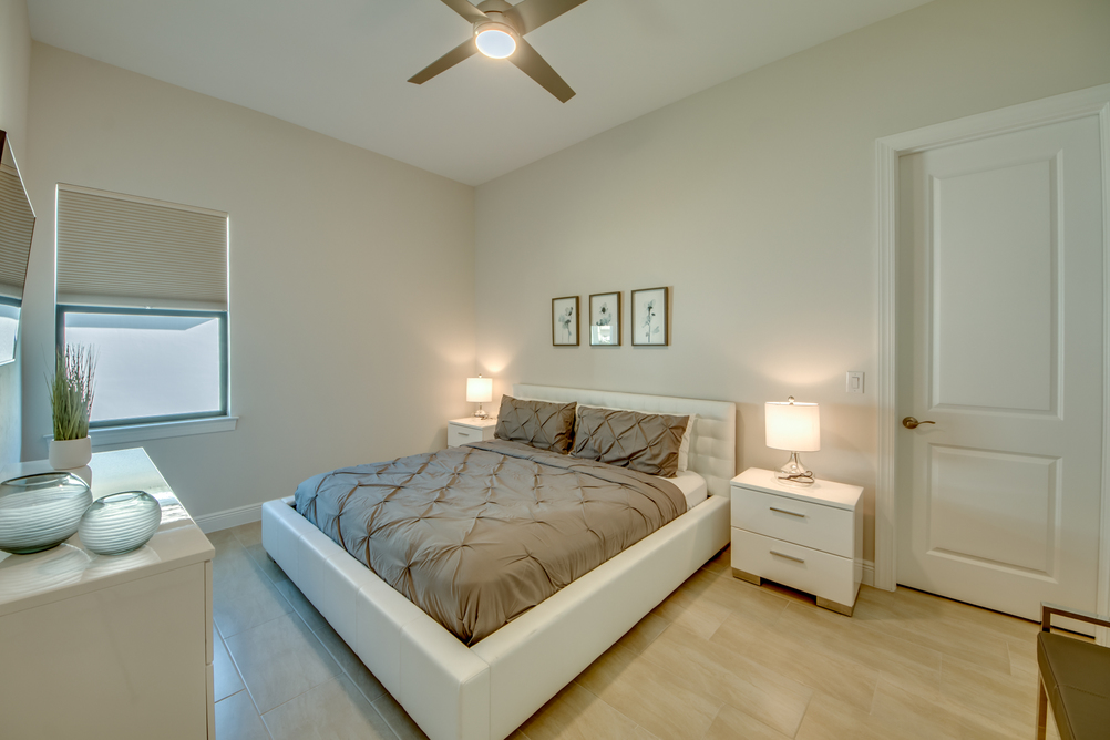 Schlafzimmer mit weißen Möbeln und creme Farbige Bettbezug in der Villa Aesthetic