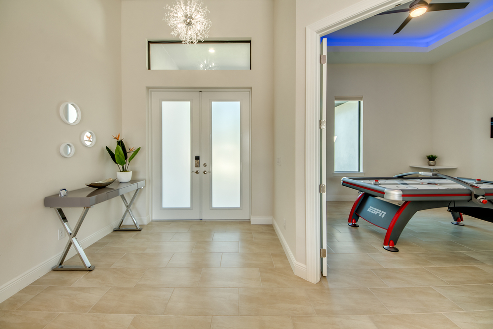 Flur mit einem Gaming Raum in der Villa Aesthetic