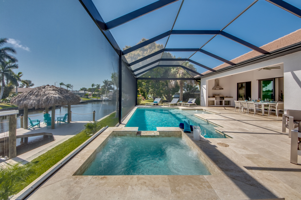 Whirlpool und Pool in der Villa Aesthetic