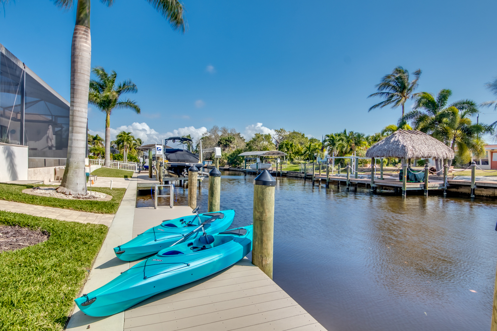Zwei blaue Kayaks auf dem Steck der Villa Aesthetic