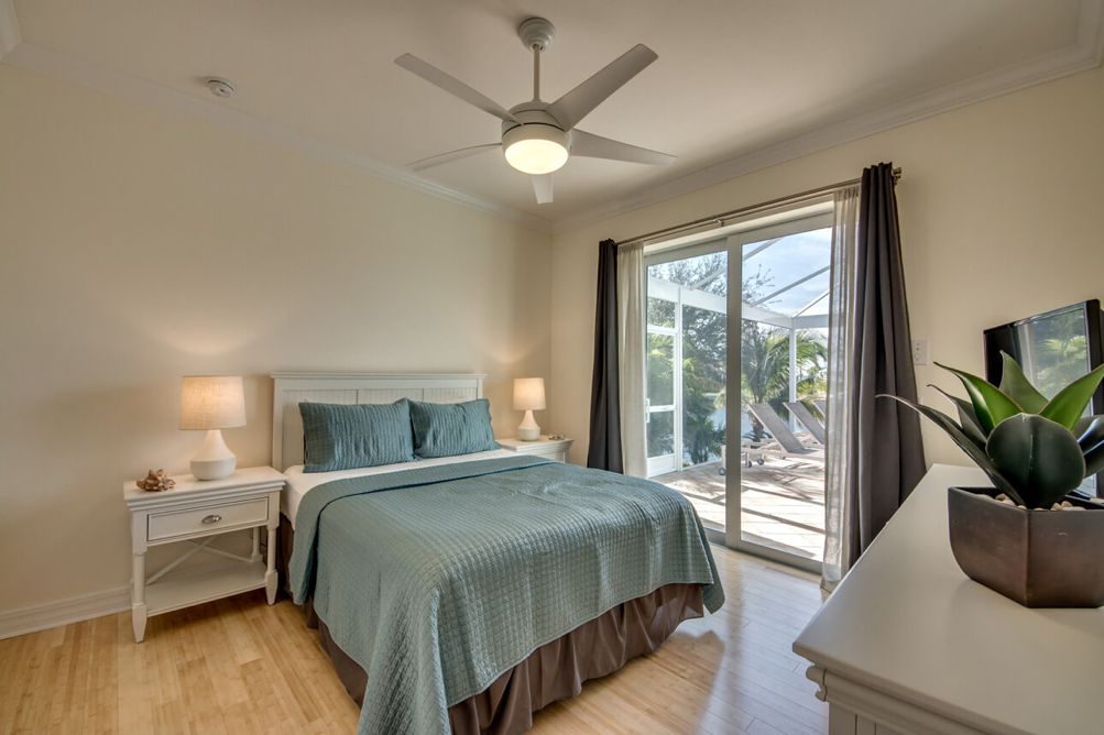 Schlafzimmer in der Villa Beach Estate in Cape Coral, Florida