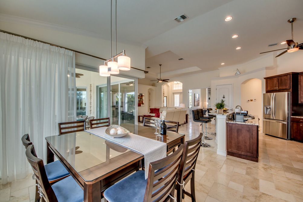 Esszimmer mit offener Küche in der Villa Beach Estate in Cape Coral, Florida