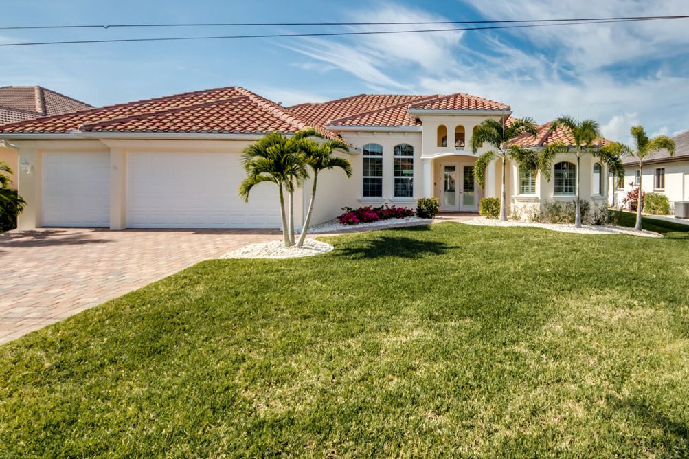 Blick auf die Villa Beach Estate in Cape Coral, Florida vom Vorgarten aus