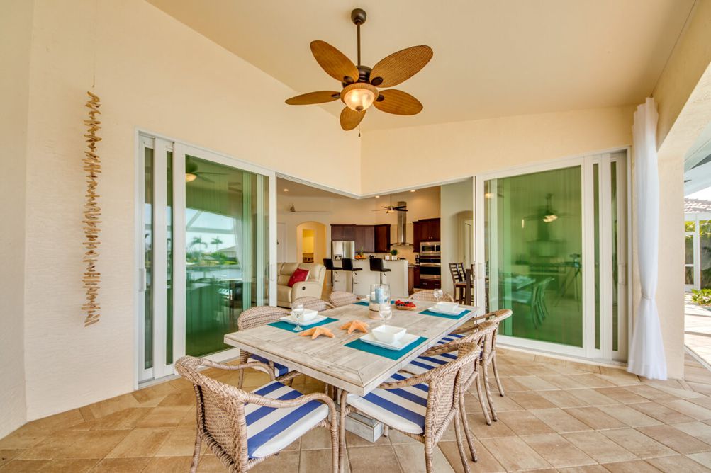 Außenbereich mit Terrasse der Villa Beach Estate in Cape Coral, Florida