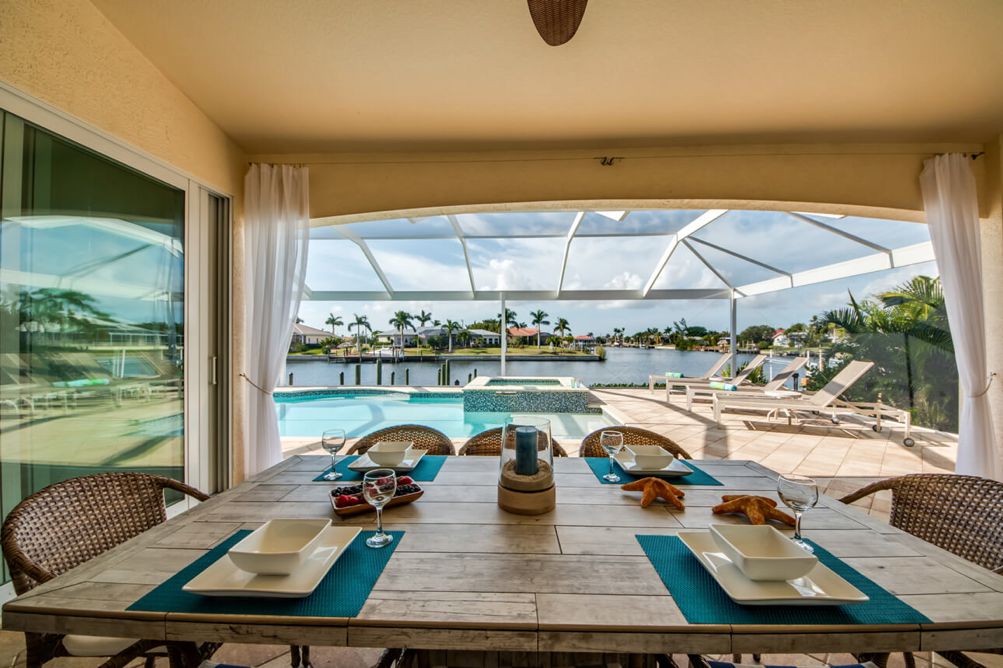 Außenbereich mit Sitzgelegenheiten und Pool der Villa Beach Estate in Cape Coral, Florida