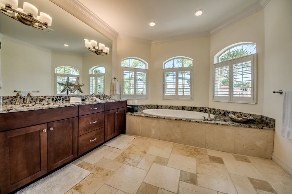 Badezimmer mit Badewanne der Villa Beach Estate in Cape Coral, Florida