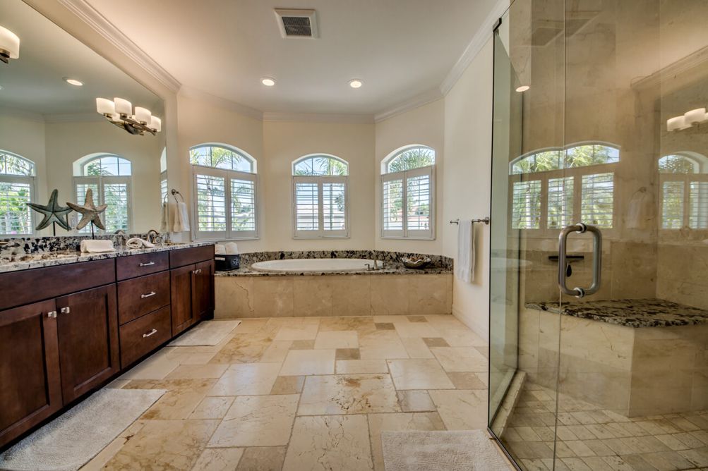 Badezimmer mit Badewanne und Dusche der Villa Beach Estate in Cape Coral, Florida