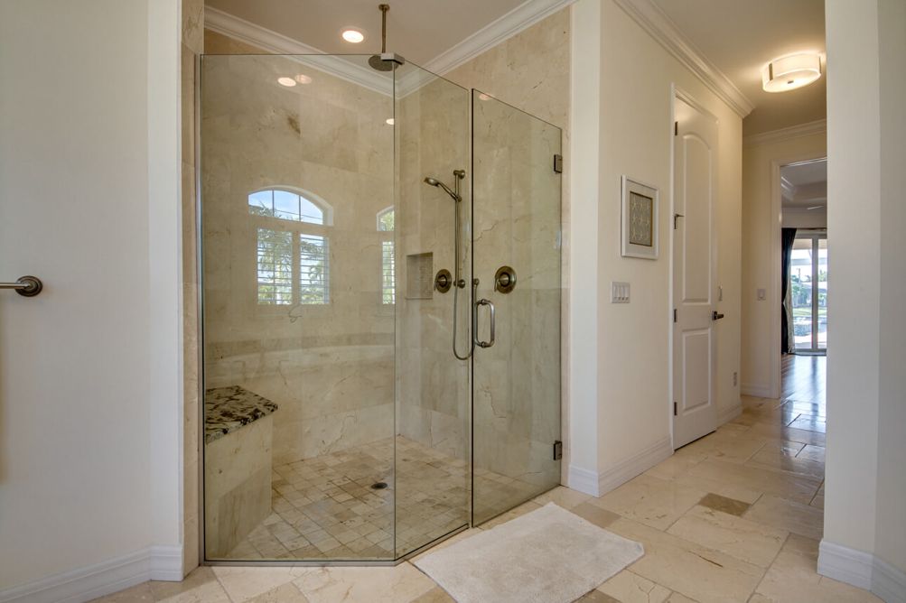 Dusche im Hauptbadezimmer der Villa Beach Estate in Cape Coral, Florida