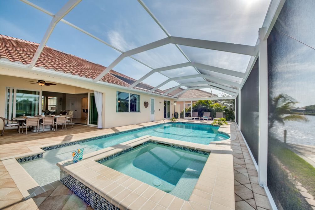 Überdachter Poolbereich der Villa Beach Estate in Cape Coral, Florida