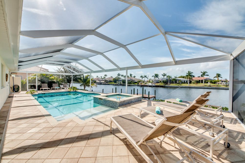 Poolbereich mit Sonneliegen in der Villa Beach Estate in Cape Coral, Florida