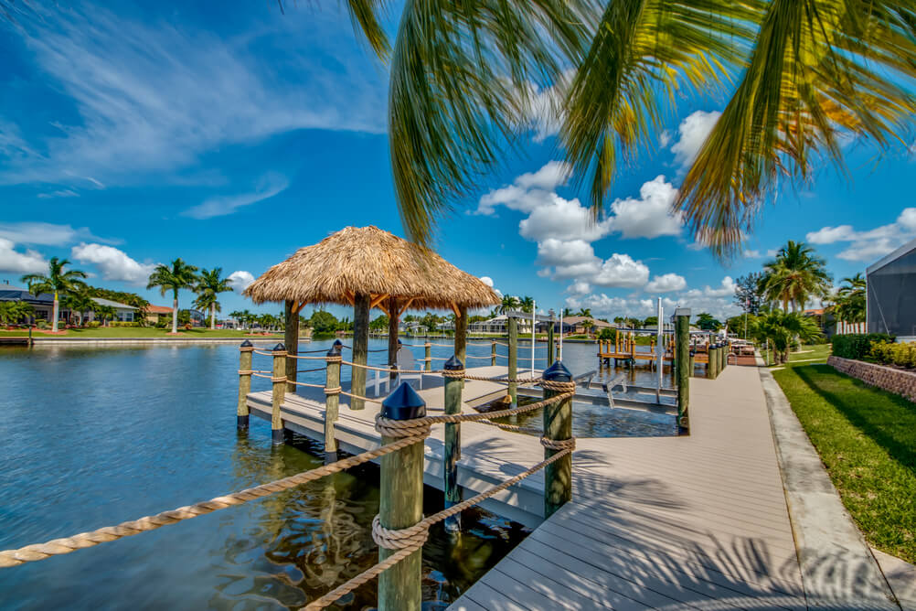 Außenbereich mit Anlegesteg der Villa Beach Estate in Cape Coral, Florida