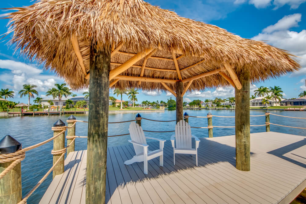 Anlegesteg mit Sonnenschutz an der Villa Beach Estate in Cape Coral, Florida