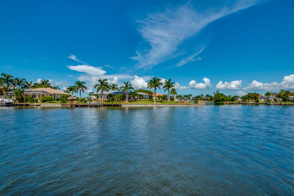 Blick vom Anlegesteg der Villa Beach Estate in Cape Coral, Florida auf das Gewässer