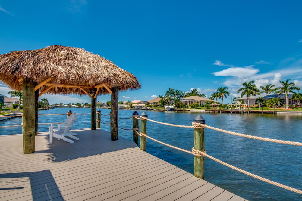Anlegesteg mit Sonnenschutz der Villa Beach Estate in Cape Coral, Florida