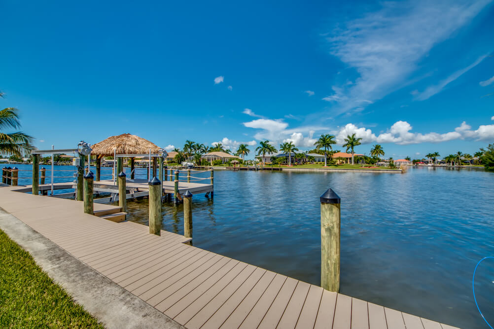 Außenbereich mit Anlegesteg der Villa Beach Estate in Cape Coral, Florida