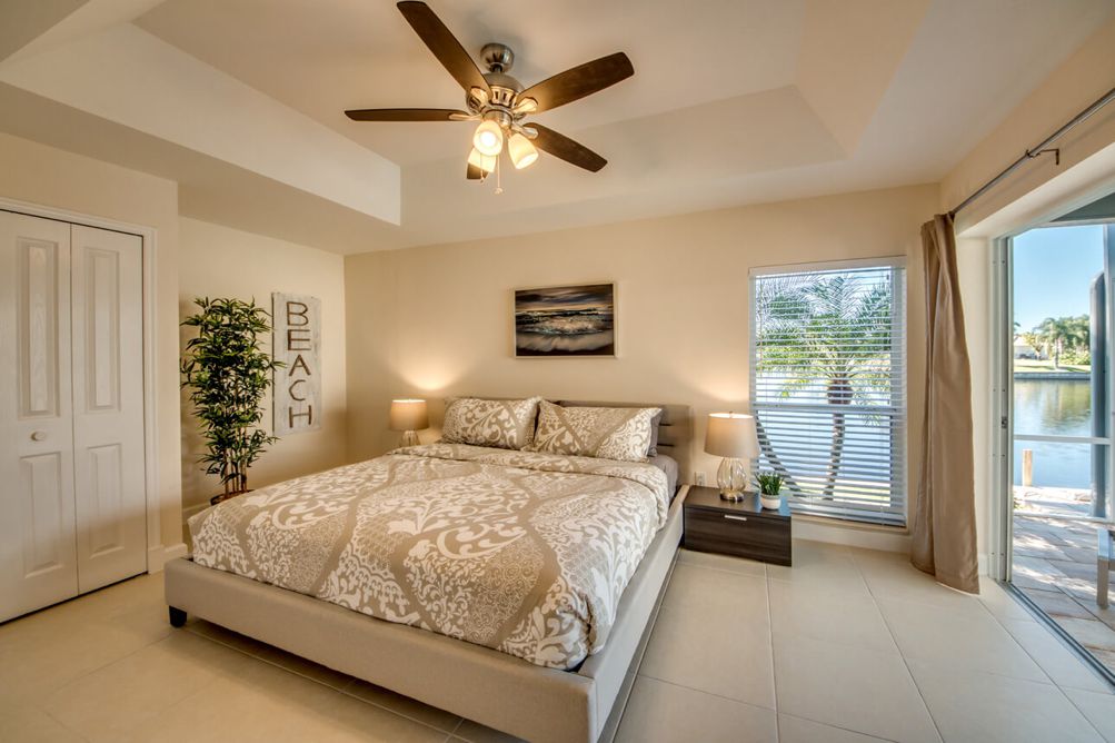 Schlafzimmer mit Doppelbett und Deckenventilator in der Villa Blue Pearl in Cape Coral, Florida