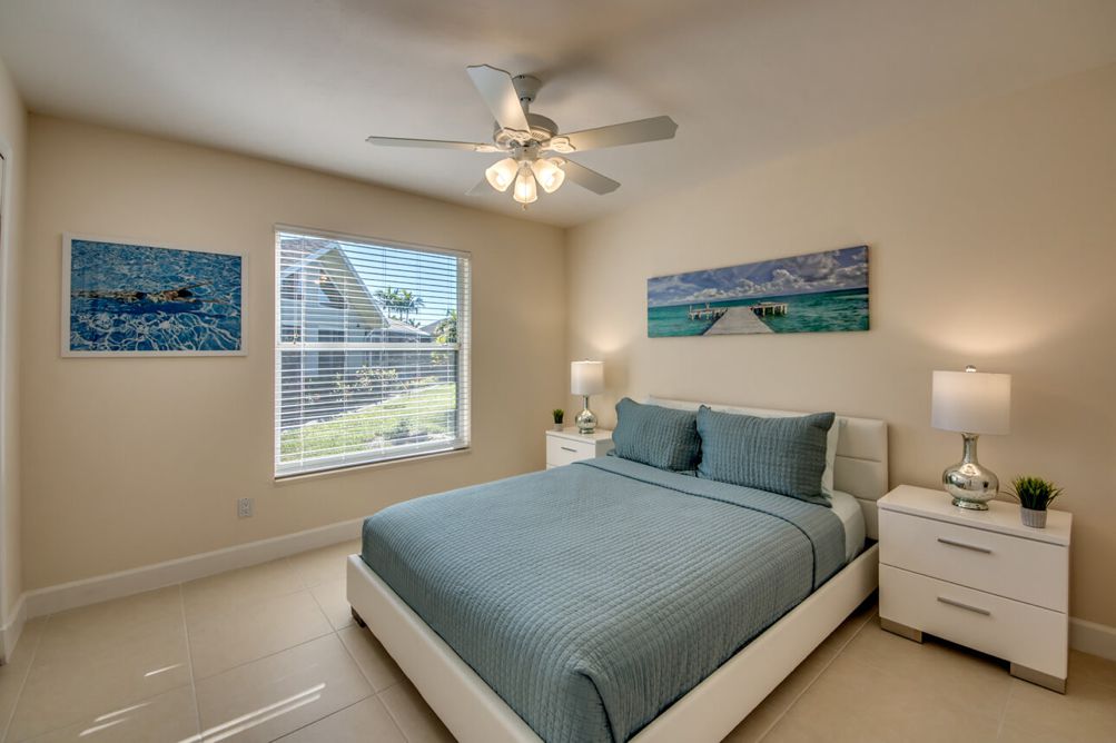 Blau-weiß gehaltenes Schlafzimmer in der Villa Blue Pearl in Cape Coral, Florida