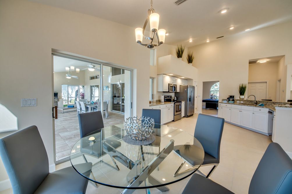 Essbereich mit rundem Glastisch in der Villa Blue Pearl in Cape Coral, Florida