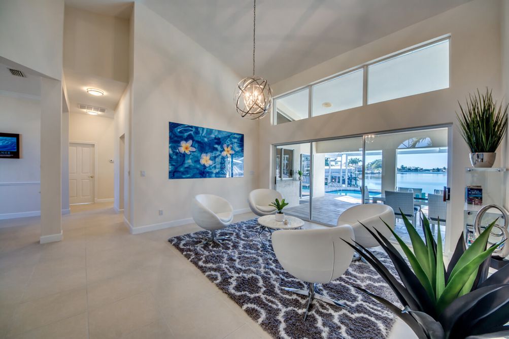 Formales Wohnzimmer mit 4 Drehsesseln in der Villa Blue Pearl in Cape Coral, Florida