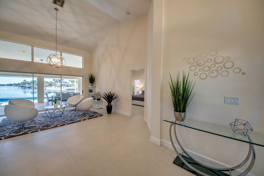 Eingangsbereich mit anschließendem formalen Wohnbereich in der Villa Blue Pearl in Cape Coral, Florida