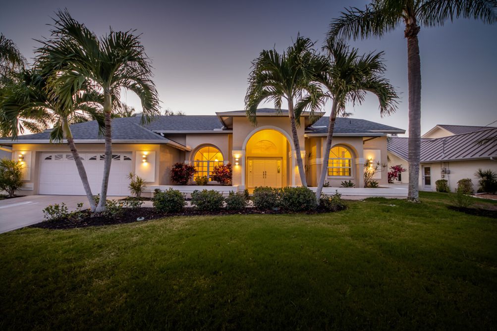 Frontansicht und Vorgarten der Villa Blue Pearl in Cape Coral, Florida