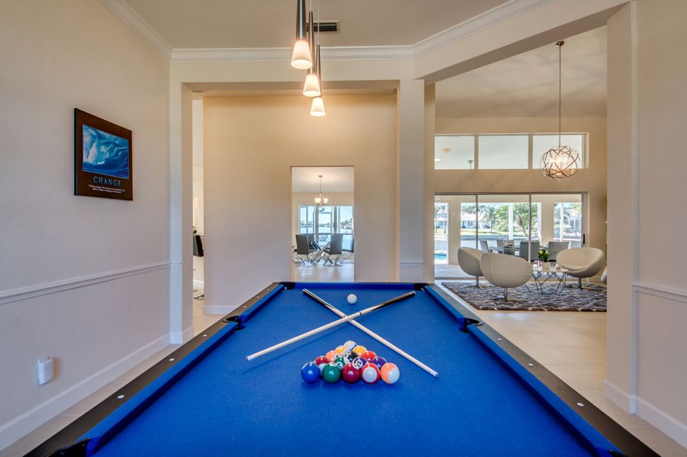 Spielzimmer mit großem Billardtisch in der Villa Blue Pearl in Cape Coral, Florida