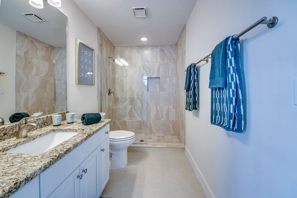 Gästebadezimmer mit Dusche in der Villa Blue Pearl in Cape Coral, Florida