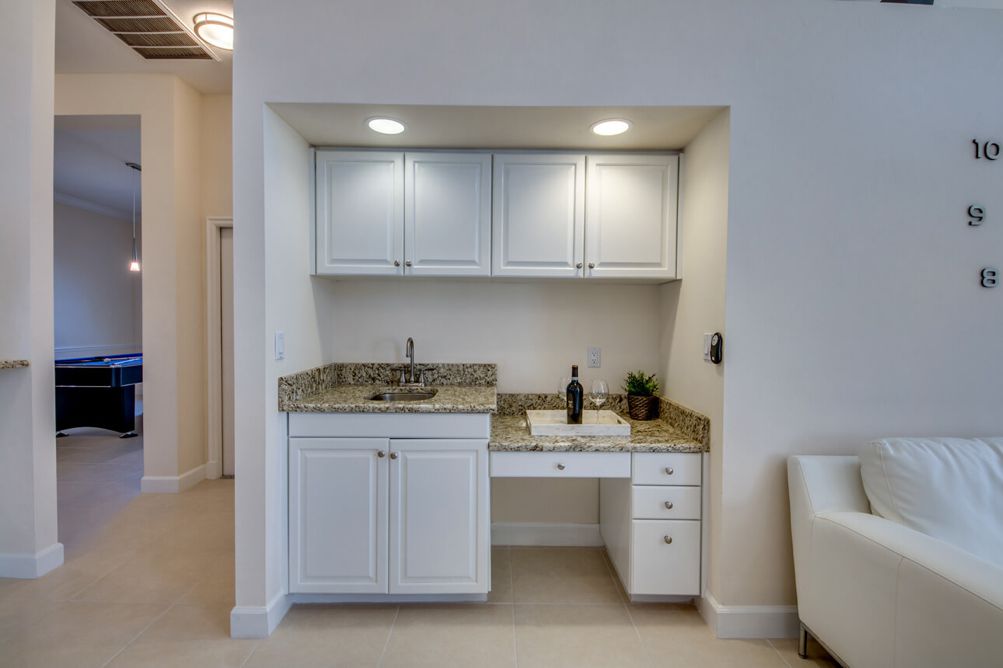 Spülbecken mit Unterschrank und Hängeschränken im Küchenbereich in der Villa Blue Pearl in Cape Coral, Florida
