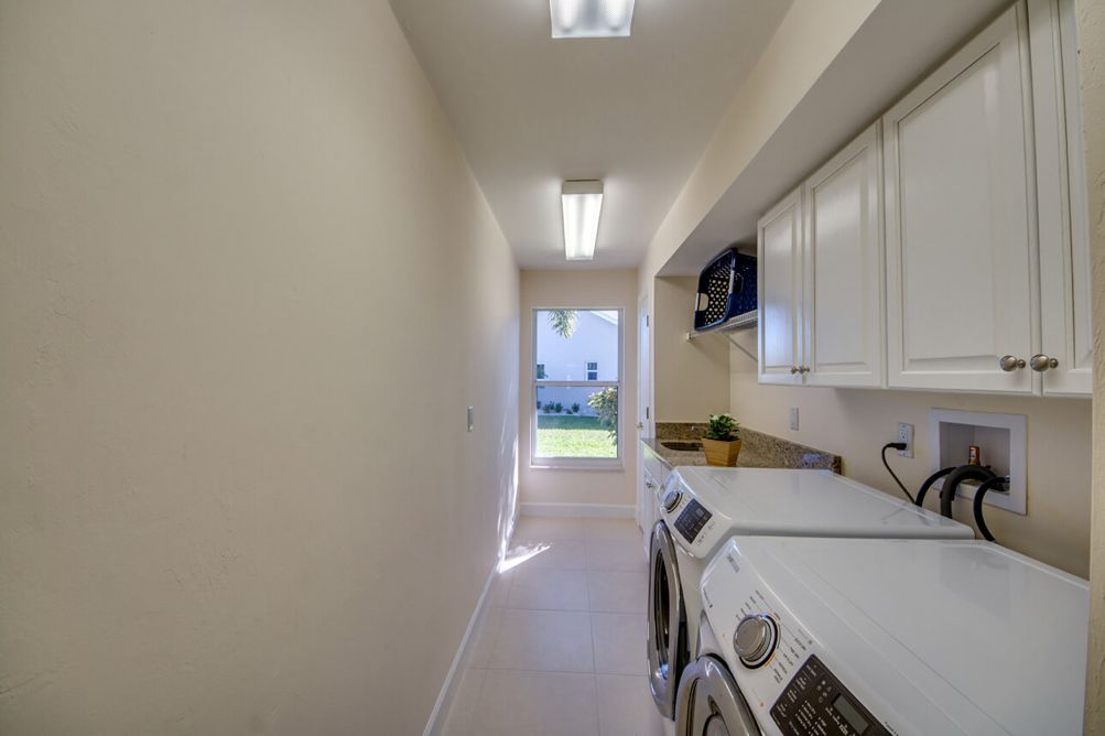 Wäscheraum mit Waschmaschine und Trockner in der Villa Blue Pearl in Cape Coral, Florida