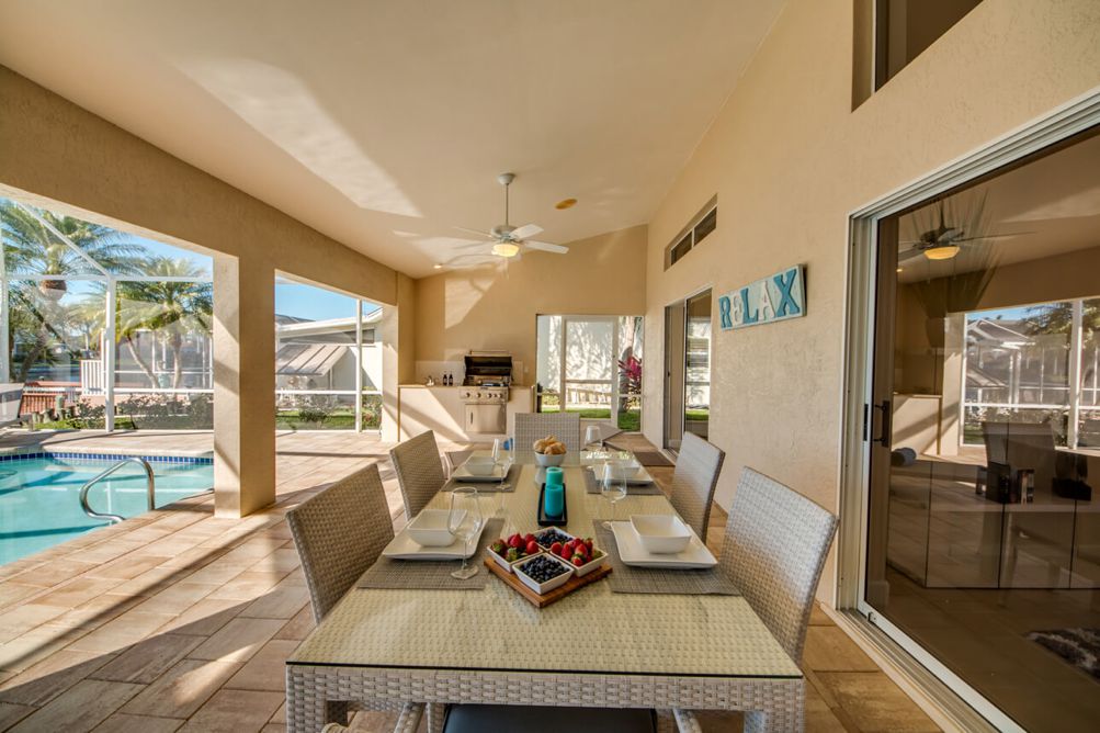 Gedeckter Esstisch auf der Terrasse in der Villa Blue Pearl in Cape Coral, Florida