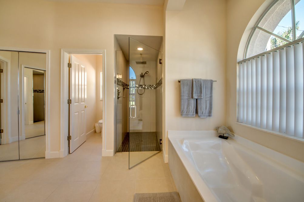 Hauptbadezimmer mit Badewanne in der Villa Blue Pearl in Cape Coral, Florida