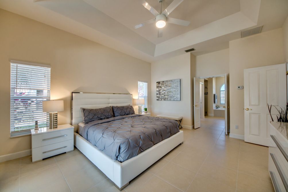 Hauptschlafzimmer mit anschließendem Badezimmer in der Villa Blue Pearl in Cape Coral, Florida