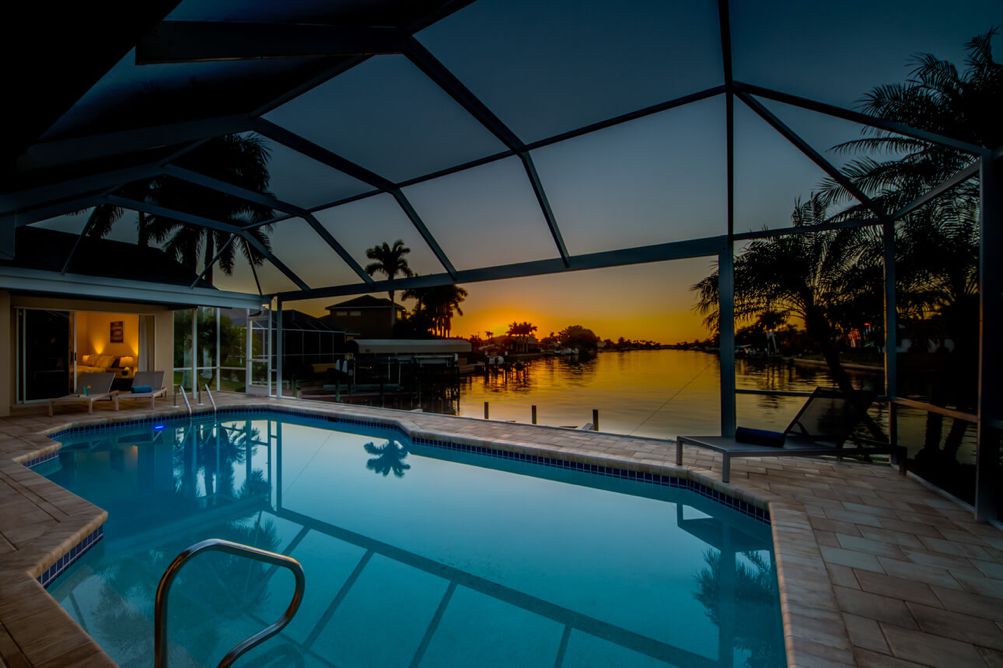 Ausblick vom Pool auf den Sonnenuntergang in der Villa Blue Pearl in Cape Coral, Florida