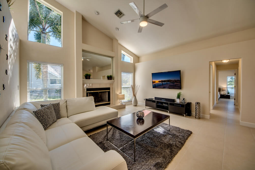 Familienzimmer mit weißer Couch und dunklem Couchtisch in der Villa Blue Pearl in Cape Coral, Florida