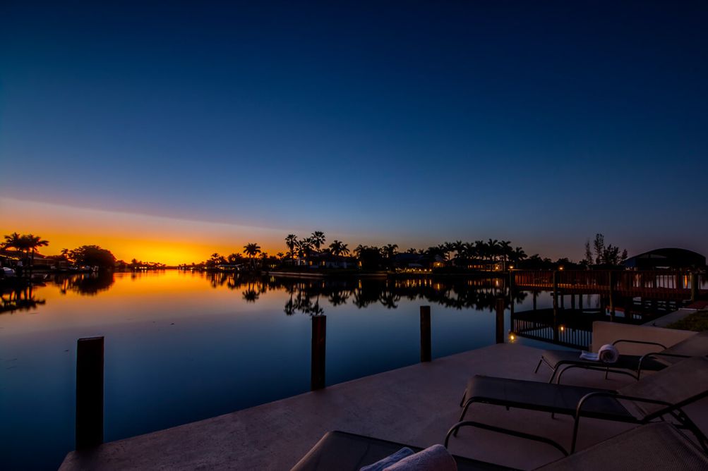 Ausblick vom Anlegesteg auf den Sonnenuntergang in der Villa Blue Pearl in Cape Coral, Florida