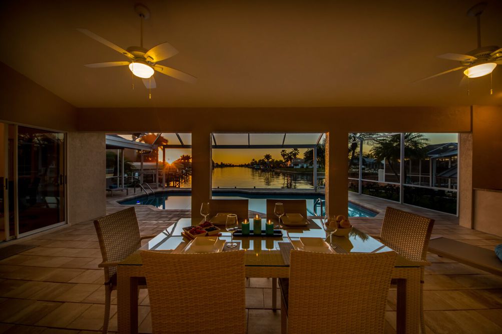 Blick vom Essbereich auf der Terrasse auf den Sonnenuntergang in der Villa Blue Pearl in Cape Coral, Florida