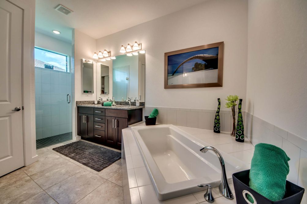 Zweites Badezimmer mit begehbarer Dusche in der Villa Carpe Diem in Cape Coral, Florida