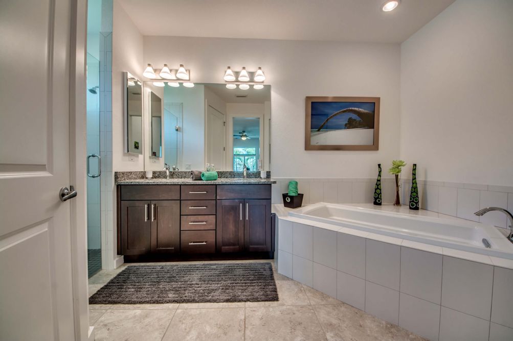 Zweites Badezimmer mit Badewanne in der Villa Carpe Diem in Cape Coral, Florida