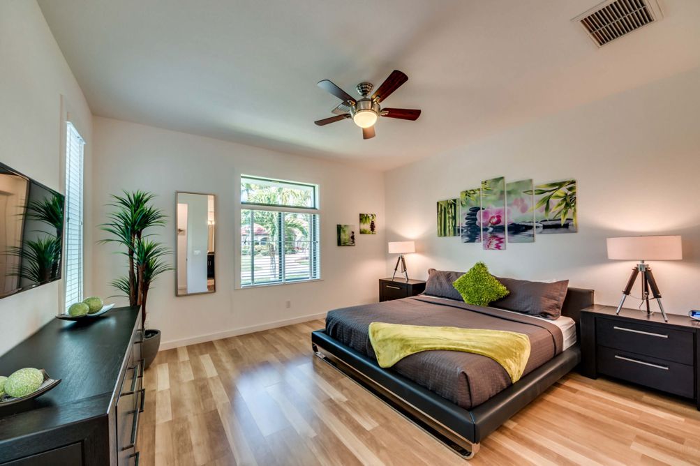 Zweites Schlafzimmer mit dunkle Holzmöbeln in der Villa Carpe Diem in Cape Coral, Florida