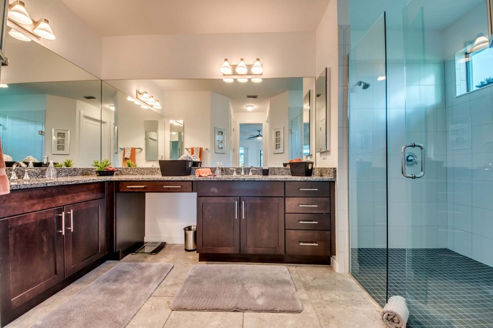 Badezimmer mit begehbarer Dusche in der Villa Carpe Diem in Cape Coral, Florida
