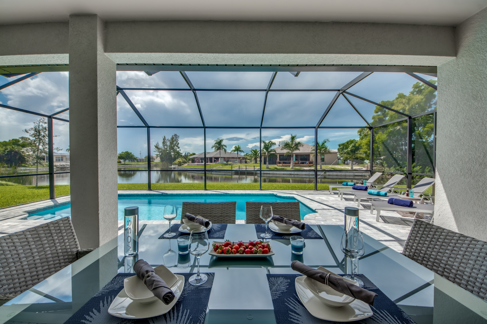 Esstisch vor dem Pool in der Villa Dandelion
