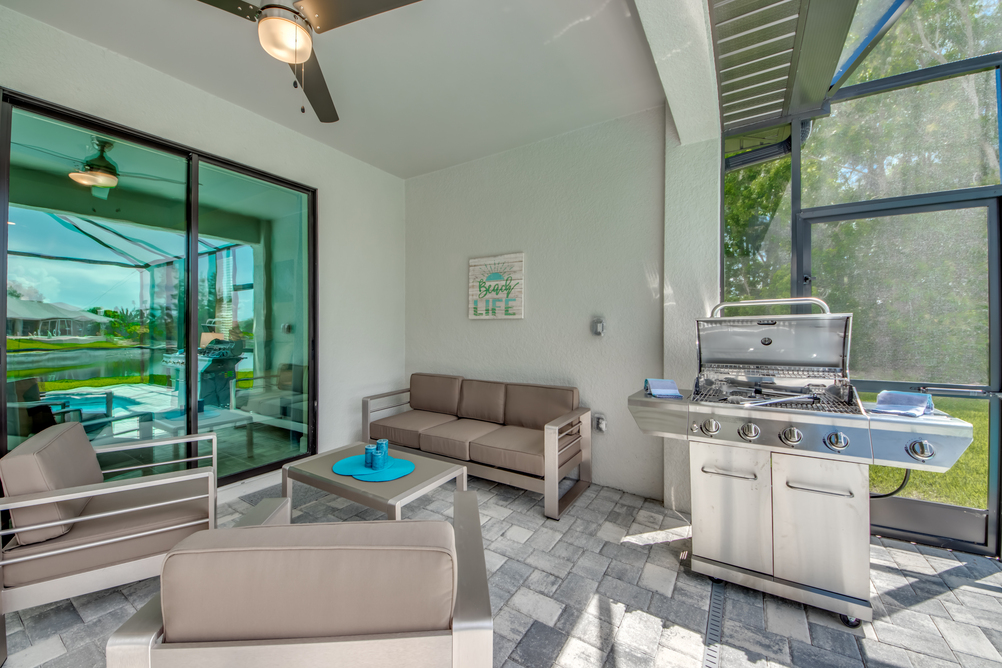Chill area mit einem Grill in der Villa Dandelion