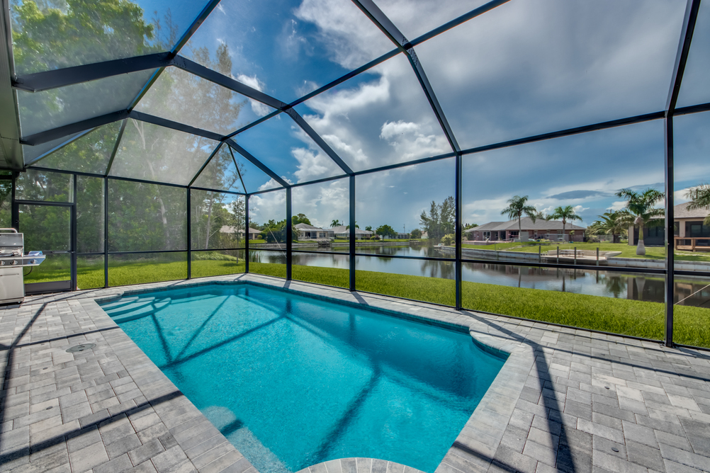 Pool mit einem Sun Deck in der Villa Dandelion