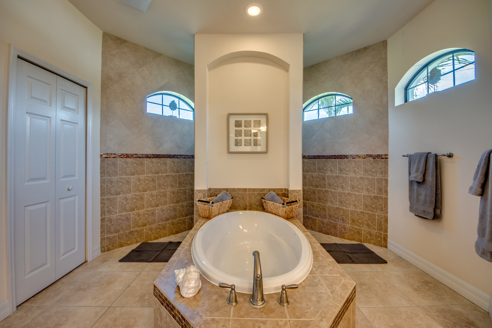 Badezimmer mit einer Badewanne in der Villa Destiny