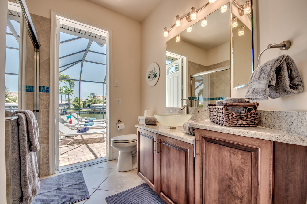 Badezimmer mit Holzmöbeln in der Villa Destiny
